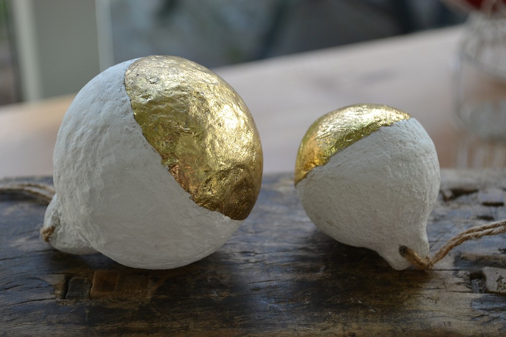 Acrylpouring: kerstballen en canvasdoek